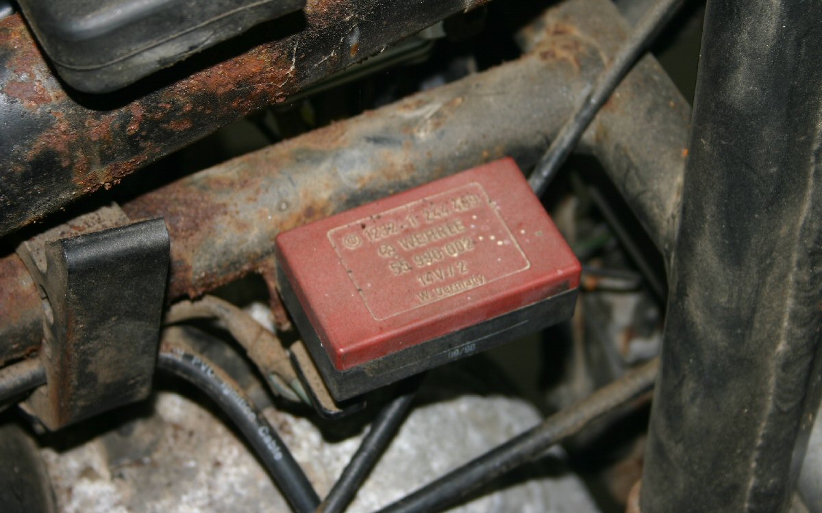 black box under fuel  tank.JPG